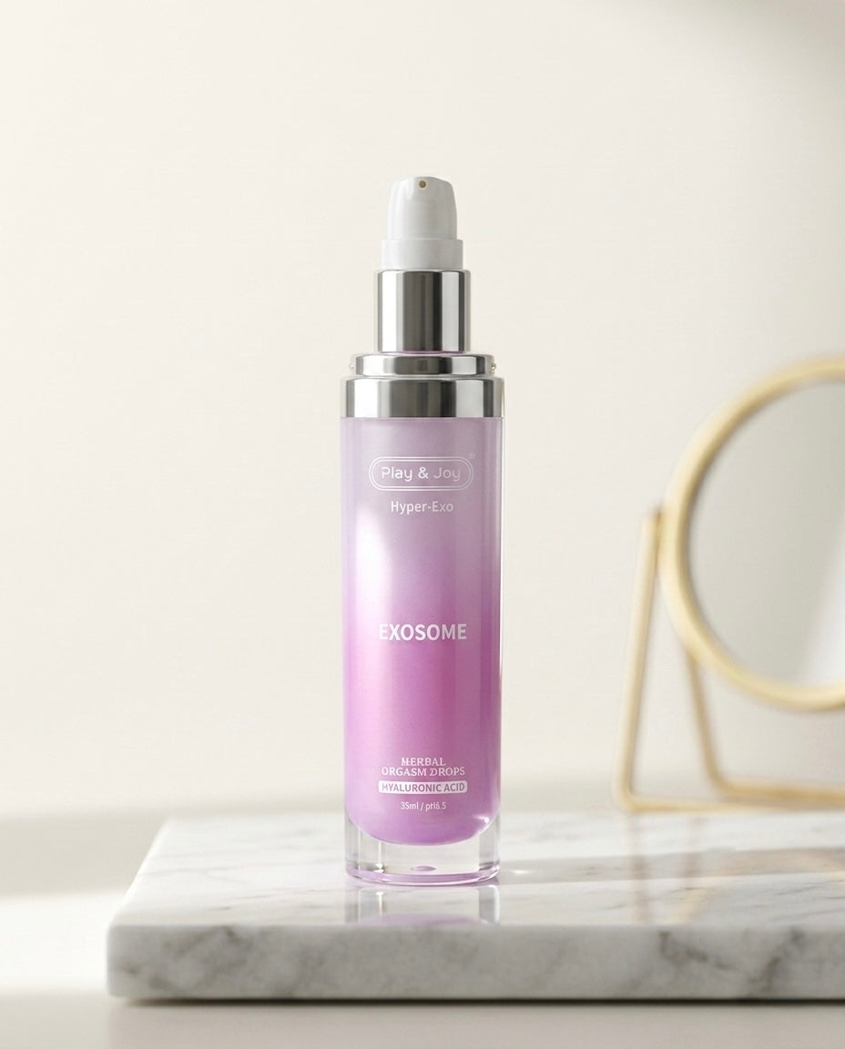 Primer plano de las Gotas Íntimas Sensibilizantes sobre una superficie de mármol blanco, con un espejo dorado de fondo decorativo.