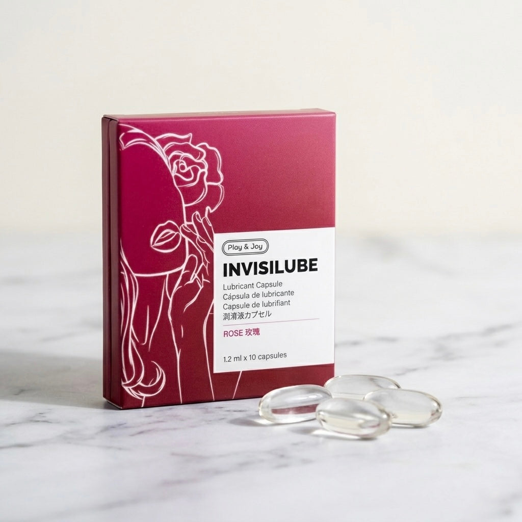 Primer plano mostrando la textura transparente y sedosa del lubricante Invisilube saliendo de su cápsula monodosis.