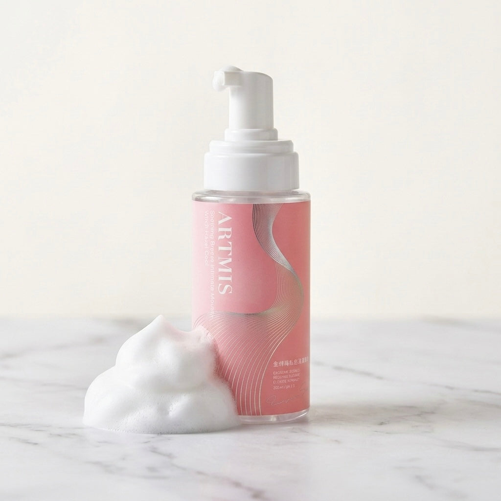 Detalle del dosificador mostrando la textura en espuma suave de la Mousse con Hamamelis