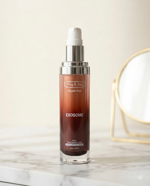 Primer plano del Gel Íntimo Reparador Alta Concentración sobre una superficie de mármol blanco, con un espejo dorado de fondo decorativo.