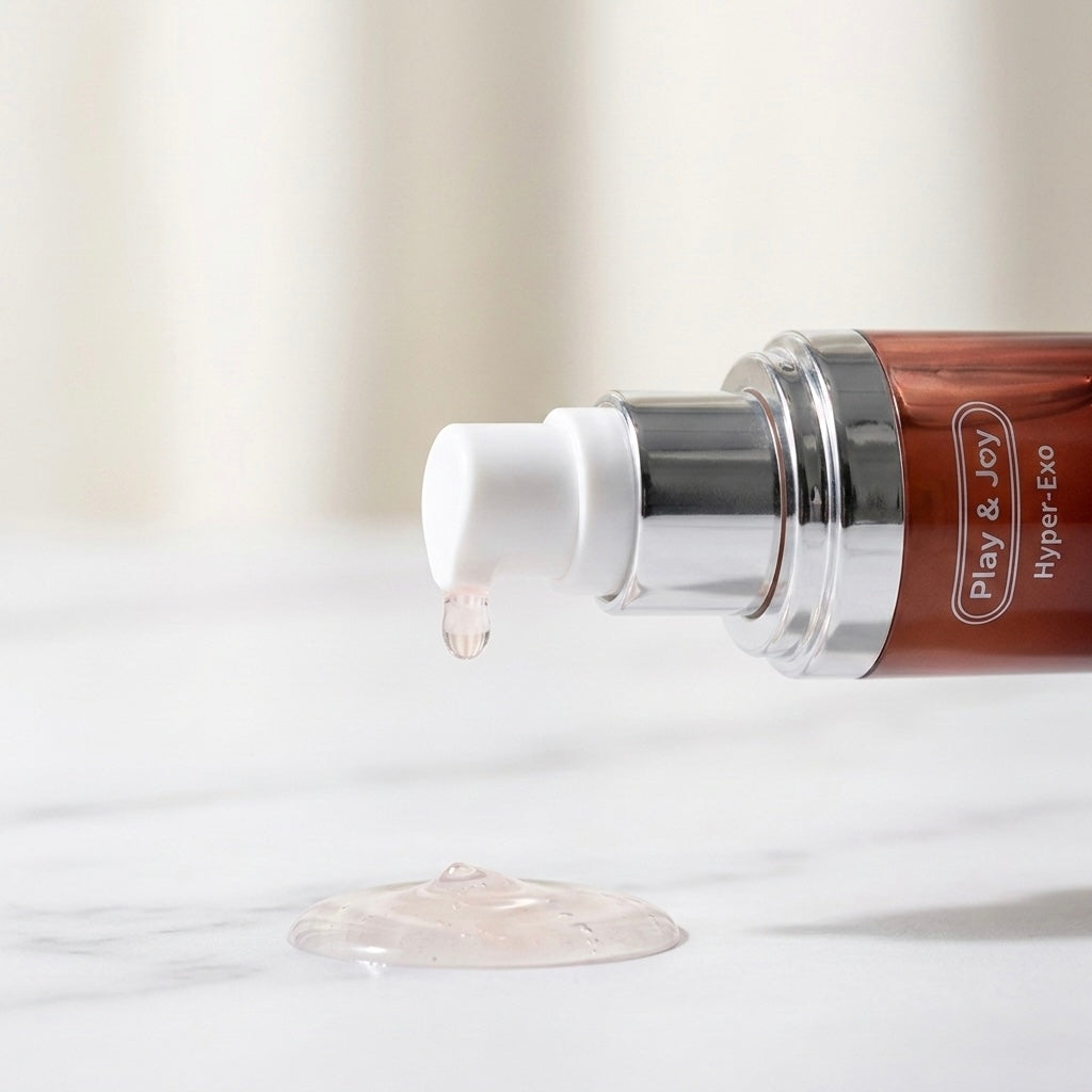 Primer plano del dosificador plateado mostrando la textura en gel transparente del Gel Íntimo Reparador cayendo sobre mármol.